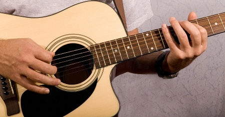 The sweet sound from the hollow–bodied guitar rings true and free.